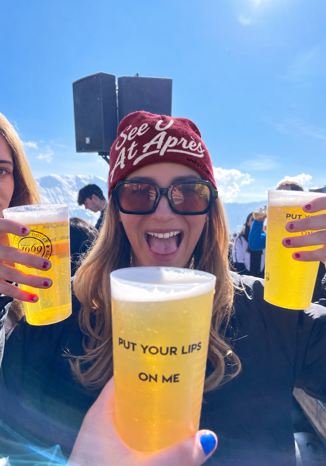 Burgundy Après Club beanie at après with three beers in the sun